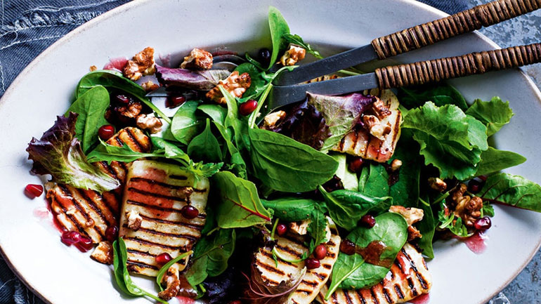 Δροσιστική σαλάτα με μαρούλι και χαλούμι