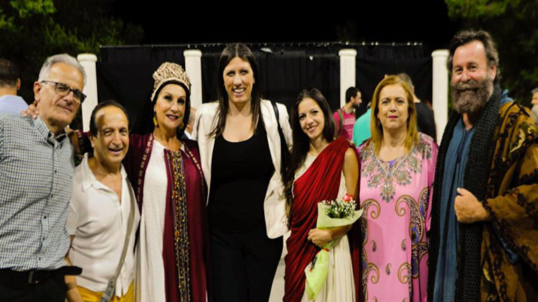 Λαμπεροί καλεσμένοι στην παράσταση «Τελέσιλλα» του Γρηγόρη Χαλιακόπουλου στο Φεστιβάλ Γαλατσίου