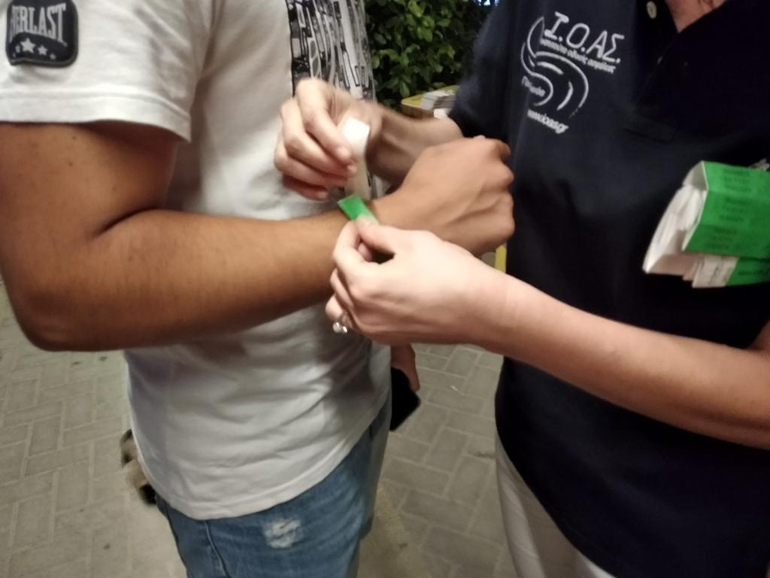 Ο οδηγός της παρέας φορά το βραχιολάκι του και δεν πίνει...