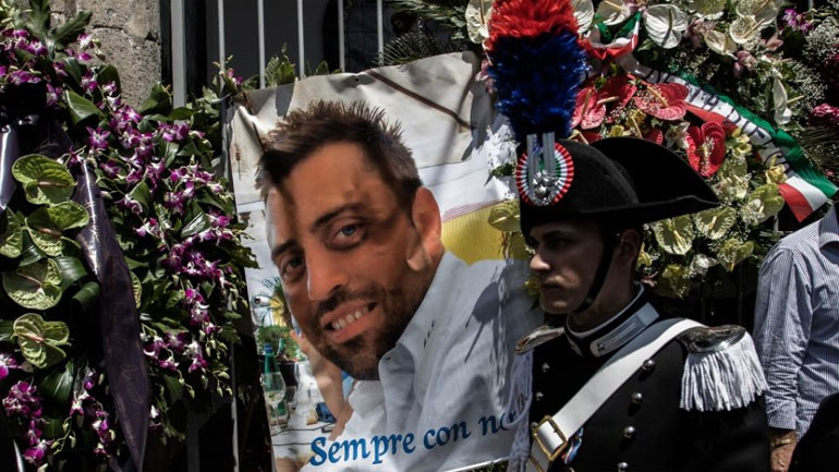 Ο Αμερικανός που κατηγορείται ότι σκότωσε Ιταλό αστυνομικό έβαλε τα κλάματα όταν του είπαν ότι το θύμα του πέθανε