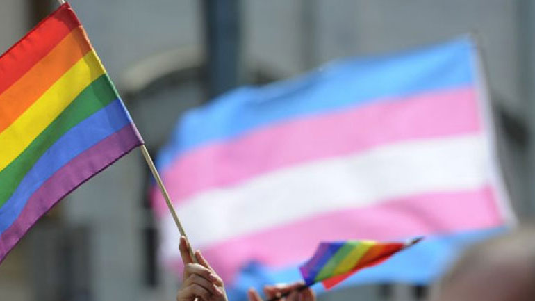 Πόσο γρήγορα αλλάζει η ορμονική θεραπεία τα χαρακτηριστικά του προσώπου των διεμφυλικών ατόμων;