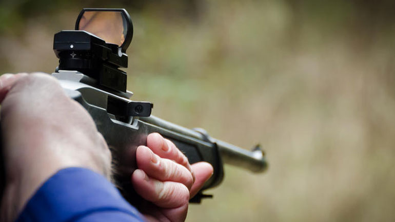 Καλάβρυτα: Θείος «τράβηξε» όπλο κατά ανιψιού