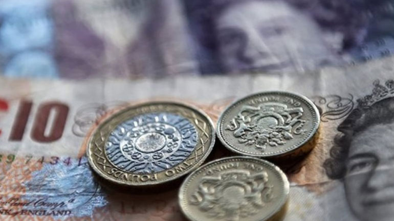 Βουτιά για τη στερλίνα