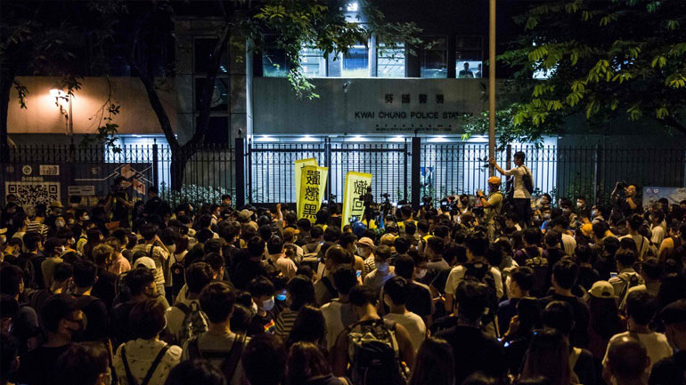 Χονγκ Κονγκ: Ταραχές έξω από αστυνομικό τμήμα, με αίτημα την απελευθέρωση 44 ανθρώπων