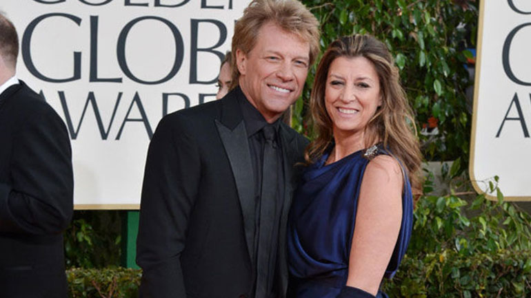 Ο Τζον Μπον Τζόβι και η σύζυγός του Ντοροθία στηρίζουν τον Κόρι Μπούκερ