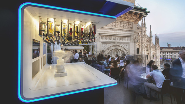 Ποτό από ρομπότ-μπαρίστα και θέα το Ντουόμο του Μιλάνου