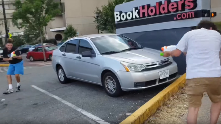 Προκαλώντας αγνώστους σε μάχη με νεροπίστολα