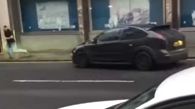 Οδηγός κυνηγά και χτυπά πεζούς με το αυτοκίνητο! Οδηγός κυνηγά και χτυπά πεζούς με το αυτοκίνητο!