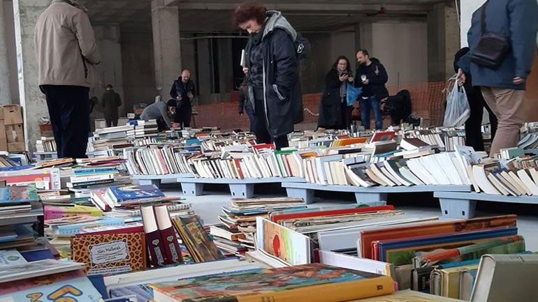 Tageszeitung: Συγκινεί το βιβλιοπωλείο των αστέγων στην καρδιά της Αθήνας