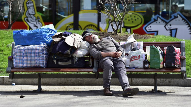 Άστεγοι κατασκήνωσαν έξω από δημοφιλές τουριστικό αξιοθέατο στη Μαδρίτη ζητώντας να τους δοθεί στέγη