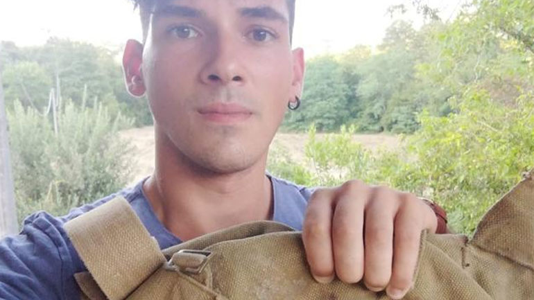 Έπειτα από 75 χρόνια κόρη Καναδού στρατιώτη παραλαμβάνει σακίδιο του πατέρα της που πολέμησε στο Αρέτσο