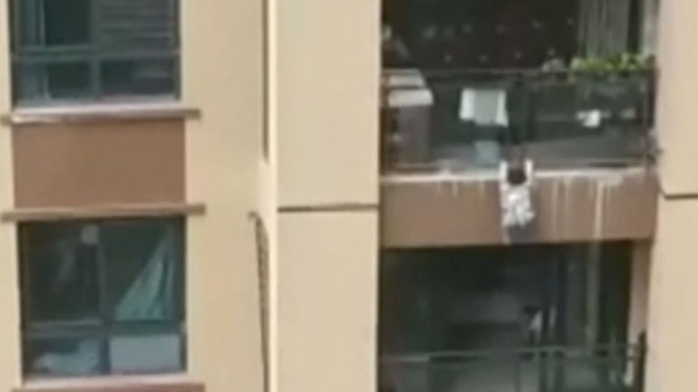 Κίνα: Ένα 3χρονο αγοράκι έπεσε από ύψος 5 ορόφων και επέζησε