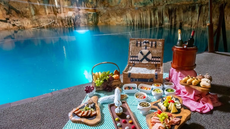 Γκουρμέ δείπνο σε σπήλαιο 18 μέτρα κάτω από τη γη προσφέρει πολυτελές θέρετρο στο Μεξικό