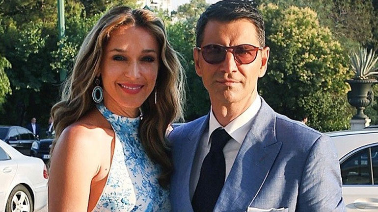 Η Κάτια Ζυγούλη και ο Σάκης Ρουβάς ποζάρουν αγκαλιά στο μέρος που γνωρίστηκαν