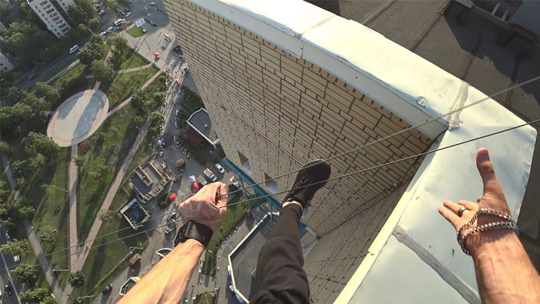 Παρκουρίστας κάνει άλμα και πιάνεται από ηλεκτρικά καλώδια για να σωθεί