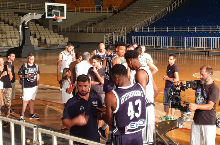 Πολύς κόσμος βρέθηκε στο ΟΑΚΑ μαζί και οι παίκτες της Εθνικής μπάσκετ για γυρίσματα τηλεοπτικού σποτ...