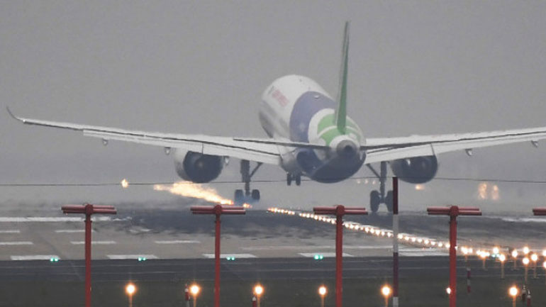 Το υπό ανάπτυξη κινεζικό αεροσκάφος C919 ολοκλήρωσε την παρθενική του πτήση στη Σανγκάη