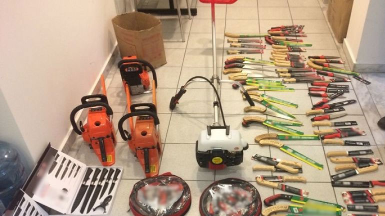 Καβάλα: Πουλούσε αλυσιοπρίονα, μαχαίρια και πριόνια στην παραλία Οφρυνίου