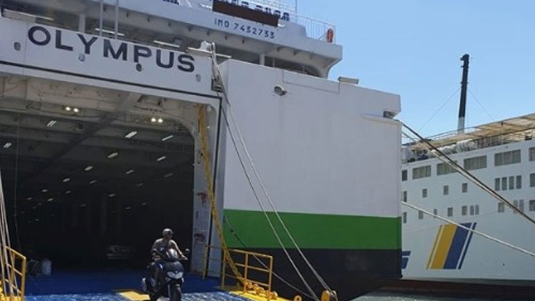 Ταλαιπωρία για τους επιβάτες του «Olympus»: Εντοπίστηκαν ρωγμές και το πλοίο παραμένει στη Σαντορίνη