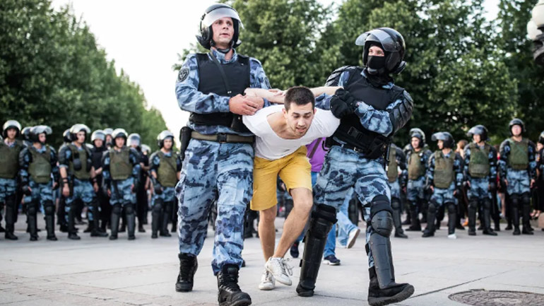 Ρωσία: Συνελήφθησαν πέντε άτομα που συμμετείχαν στις διαδηλώσεις της 27ης Ιουλίου