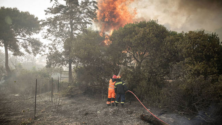 Φωτιά σε ΙΧ και ξερά χόρτα στους Αγίους Θεοδώρους