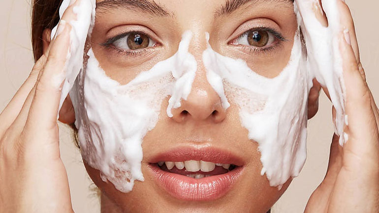 Γιατί πρέπει να πλένετε το πρόσωπό σας κάθε πρωί;
