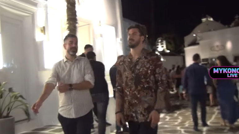 Στη Μύκονο ο Άκης Πετρετζίκης!