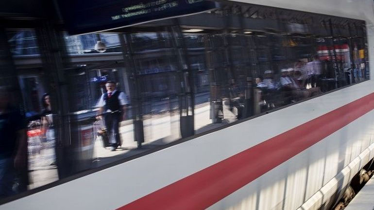 Ο σιδηροδρομικός σταθμός της Φρανκφούρτης άνοιξε και πάλι καθώς η αστυνομία διερευνά μια φερόμενη ληστεία σε τράπεζα