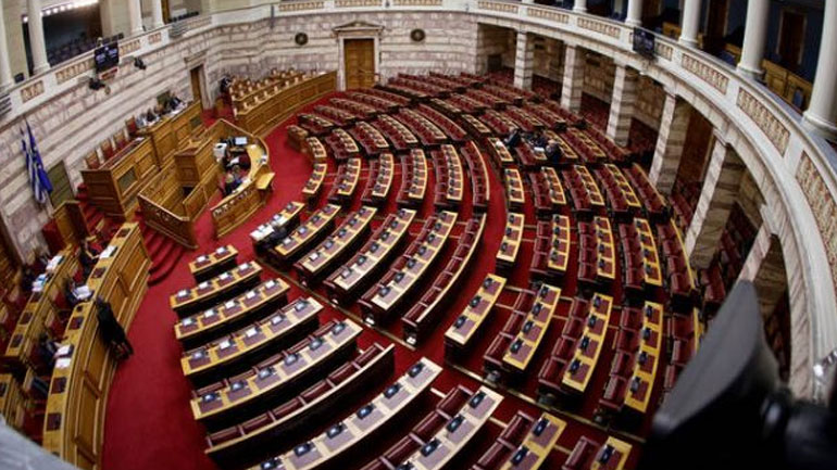 Αυστηρές κυρώσεις για όσους καπνίζουν στη Βουλή