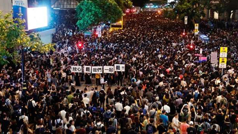 Χονγκ Κονγκ: Χιλιάδες δημόσιοι υπάλληλοι πραγματοποίησαν πορεία