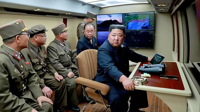 Βόρεια Κορέα: Ο Κιμ Γιονγκ Ουν επέβλεψε τη δοκιμή νέου πυραυλικού συστήματος