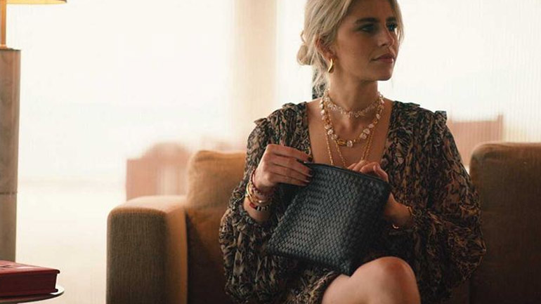 Η διάσημη blogger Caroline Daur μας δείχνει πώς να φτιάξουμε τη βαλίτσα των διακοπών