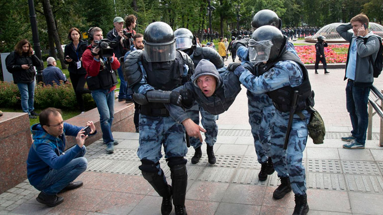 Γαλλία: Το Παρίσι καταδικάζει τις συλλήψεις διαδηλωτών στη Μόσχα