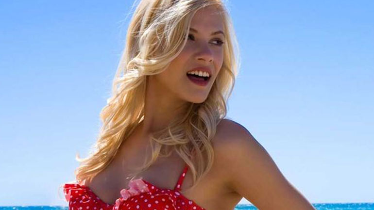 Δείτε τη Λάουρα Νάργες να ποζάρει με ολόσωμο μαγιό