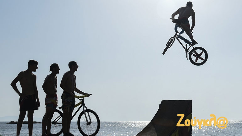 Water jump BMX DAY: Ανέβηκαν στα ποδήλατά τους και… βούτηξαν στη θάλασσα Water jump BMX DAY: Ανέβηκαν στα ποδήλατά τους και… βούτηξαν στη θάλασσα