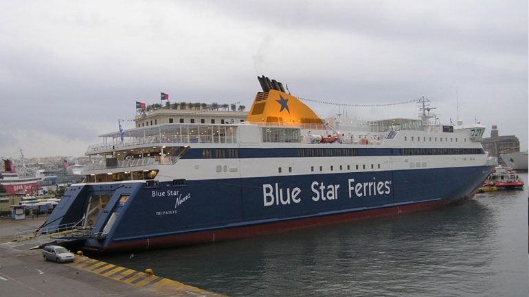 Στον Πειραιά το Blue Star Naxos – Απίστευτη ταλαιπωρία για τους επιβάτες