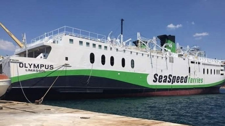 Διαρροή πετρελαιοειδών σε ακινητοποιημένα πλοίο στη Θήρα