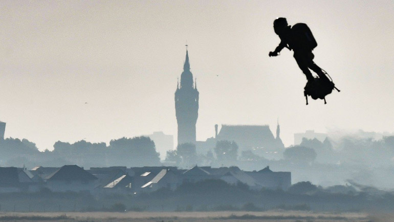 Γαλλία Ο «ιπτάμενος» Φράνκι Ζαπάτα κατάφερε να διασχίσει τη Μάγχη με Flyboard