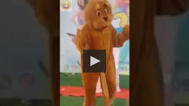 Η μασκότ φόρεσε ανάποδα το κουστούμι της