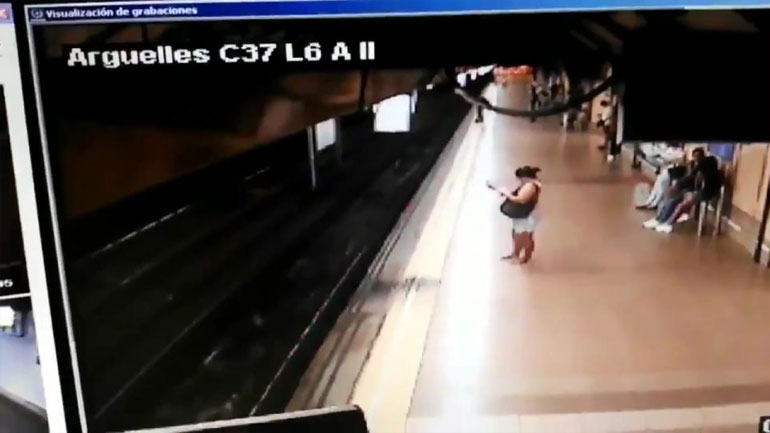 Μαδρίτη: Σηκώθηκε όρθιος και τον κλώτσησε στις ράγες την ώρα που περνούσε ο συρμός