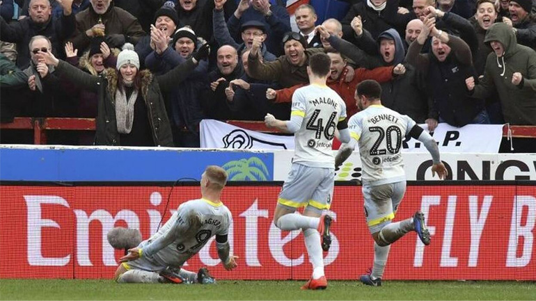 Η προσγείωση της Χάντερσφιλντ και το όνειρο της Ντέρμπι