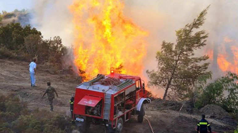 Πυρκαγιά σε αχυρόμπαλες κοντά σε εγκατάσταση ζωϊκού κεφαλαίου στο Καλοχώρι