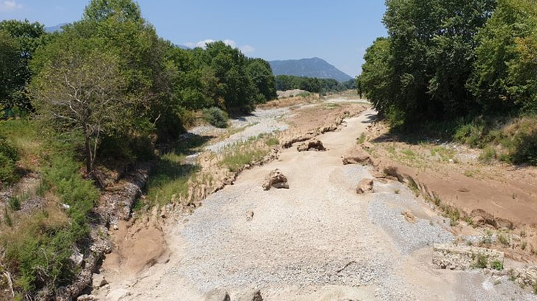 «Στέρεψε» μέρος του Πηνειού ποταμού στα Τρίκαλα