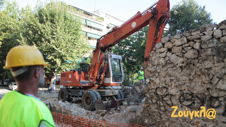 Κατεδάφιση επικίνδυνου εγκαταλελειμμένου κτηρίου στους Αμπελοκήπους