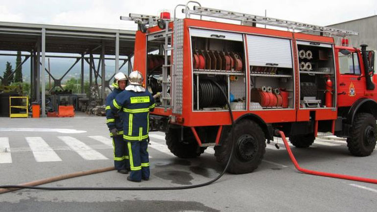 Υπό έλεγχο η πυρκαγιά κατά μήκος της σιδηροδρομικής γραμμής στην περιοχή της Σίνδου