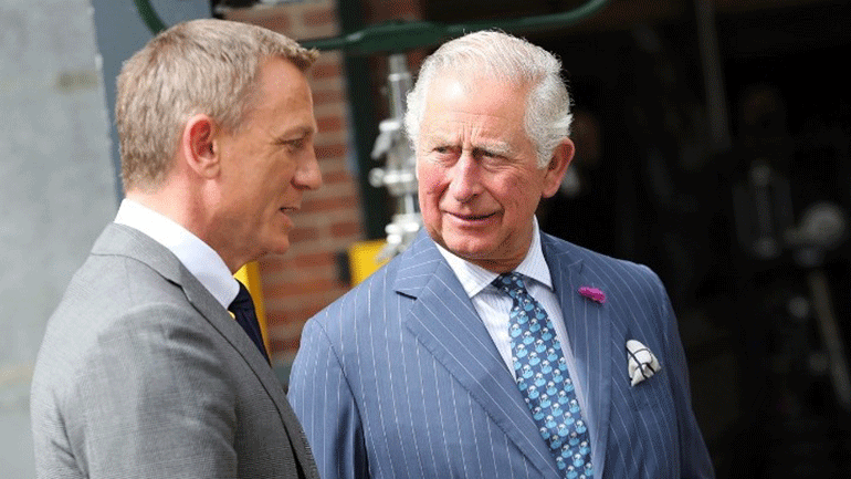 Ο πρίγκιπας Κάρολος στο πλευρό του Τζέιμς Μποντ