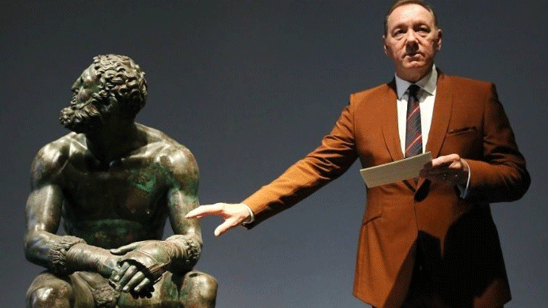 Ο Κέβιν Σπέισι απαγγέλλει ποίηση σε μουσείο της Ρώμης