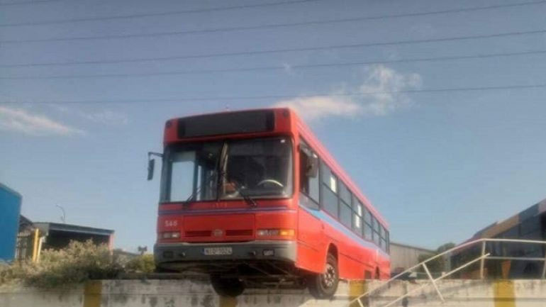 Λεωφορείο του ΟΑΣΘ χωρίς φρένα βρέθηκε να κρέμεται στο κενό