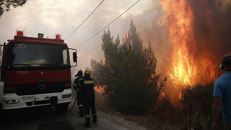 Σε εξέλιξη η φωτιά στο Ξυλόκαστρο