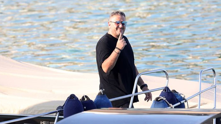 Αντώνης Ρέμος: Βόλτες με φουσκωτό στη Μύκονο